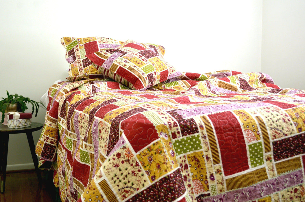 DaDa Bedding Cottage Red Floral Garden Scalloped Cotton Patchwork Quilted Bedspread Set (DXJ103269)