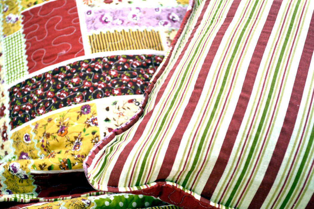 DaDa Bedding Cottage Red Floral Garden Scalloped Cotton Patchwork Quilted Bedspread Set (DXJ103269)