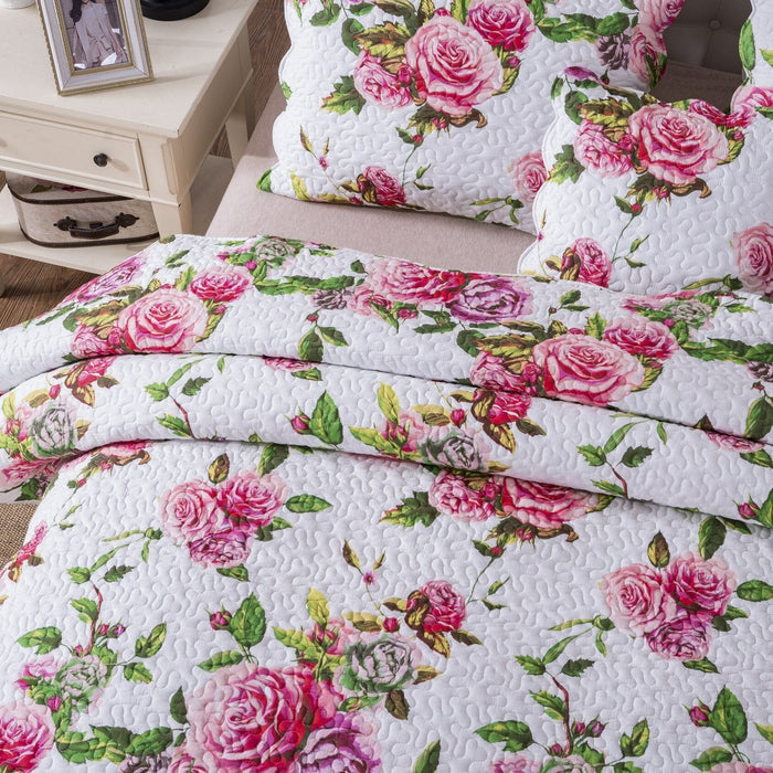 Bedspread set with big pink roses with matching accessories