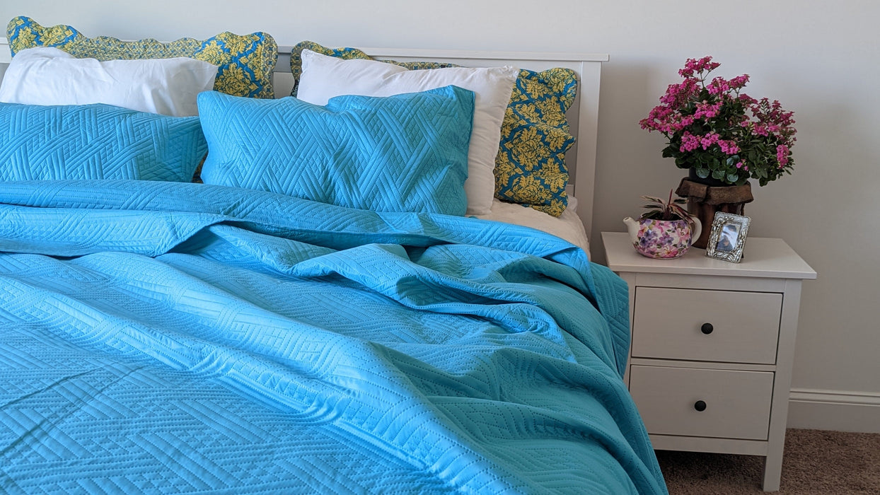 DaDa Bedding Gentle Wave Turquoise Teal Blue Lagoon Lightweight Quilted Bedspread Set (LH3000)