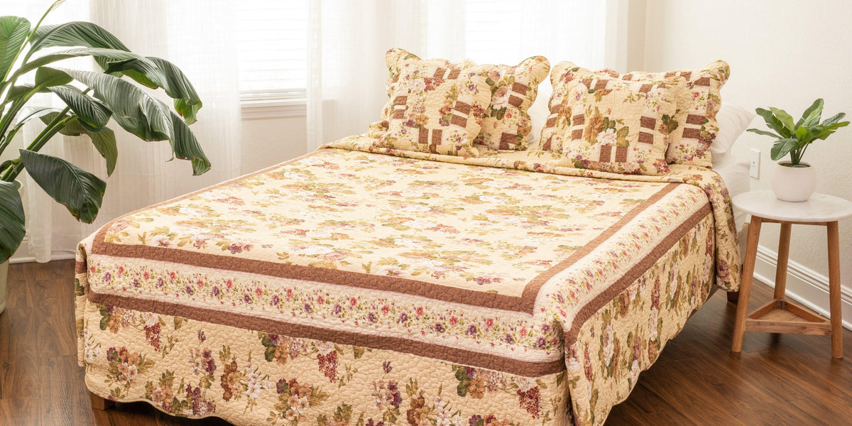 DaDa Bedding Vintage Cottage Rose Garden Floral Ivory Yellow Cotton Scalloped Quilted Bedspread Set (DXJ103478)
