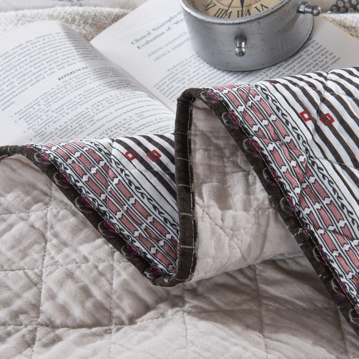 DaDa Bedding Neapolitan Roses Patchwork Cotton Geometric Quilted Bedspread Set (JHW816) - DaDa Bedding Collection