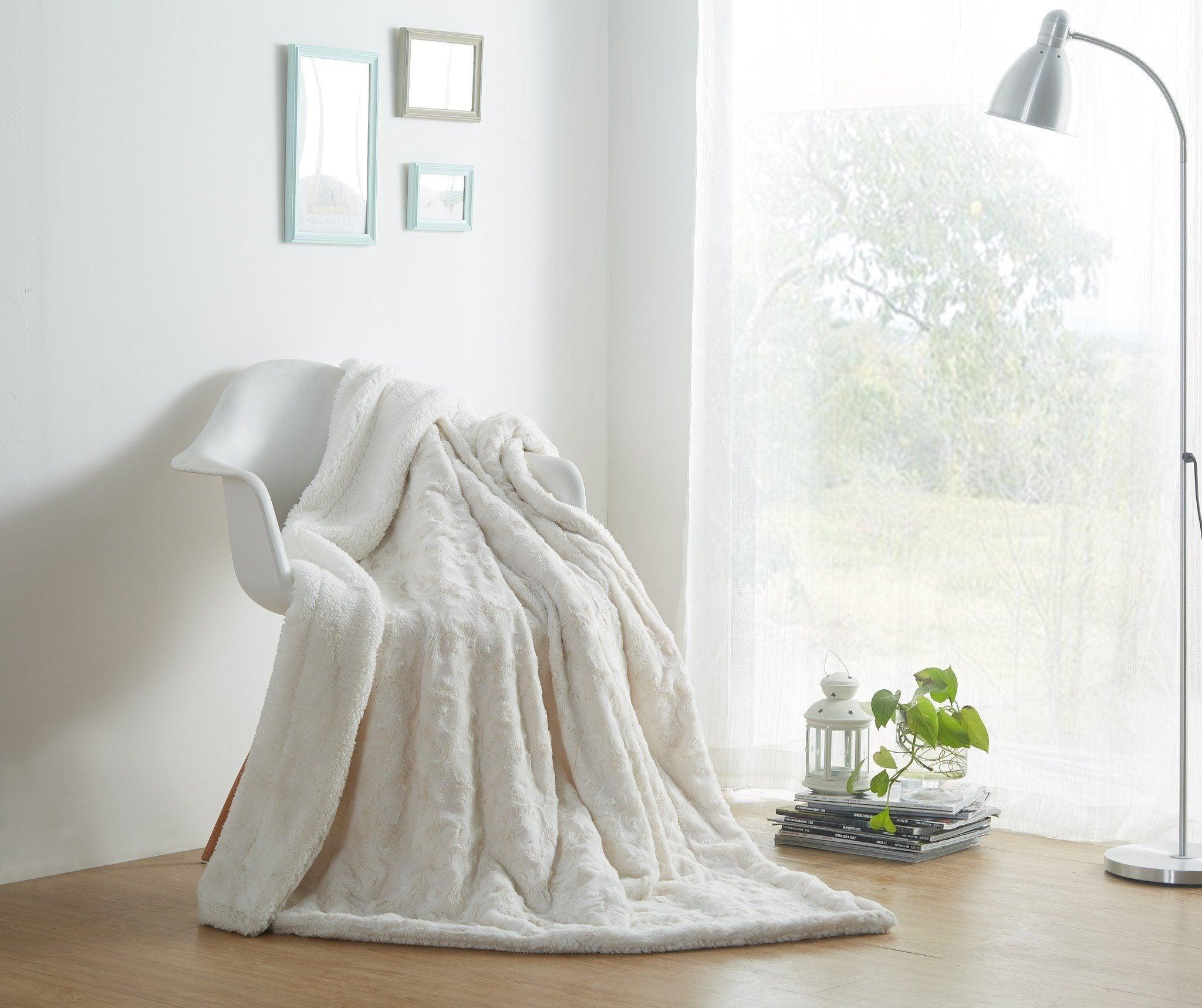 DaDa Bedding Luxury White Roses Fluffy Soft Sherpa Backside Faux Fur Throw Blanket (K11) - DaDa Bedding Collection