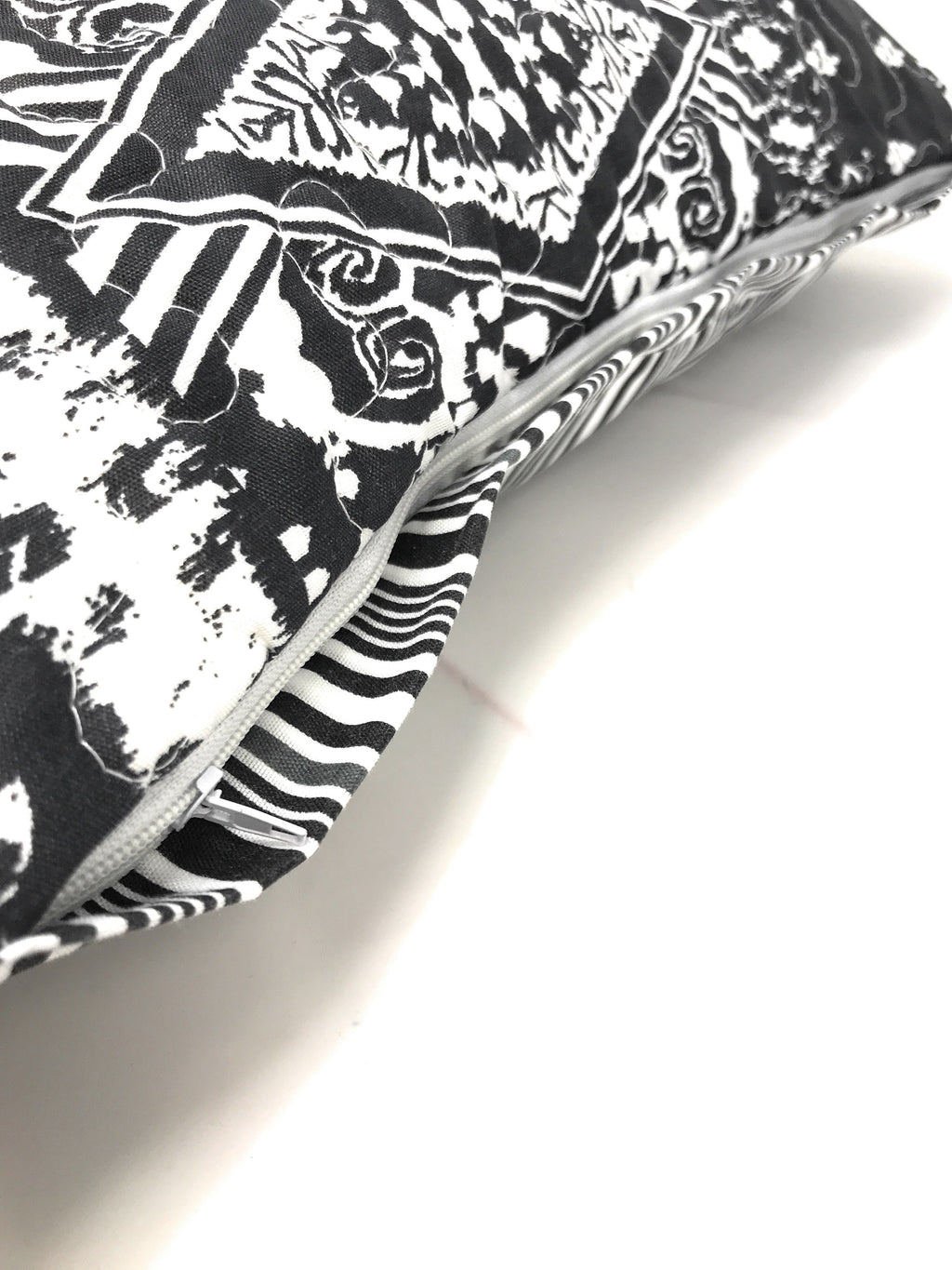 DaDa Bedding Aztec Black & White Diamonds Throw Pillow Covers - 18" x 18" 2-Pack (C14800-1-CC) - DaDa Bedding Collection